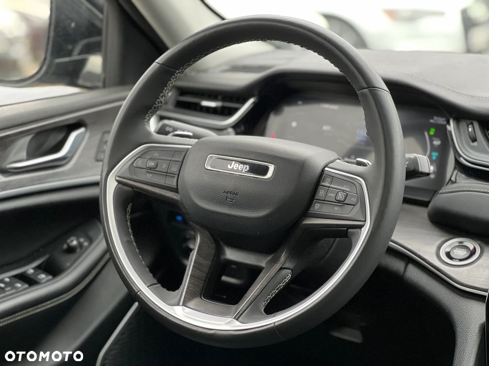 Jeep Grand Cherokee - 32