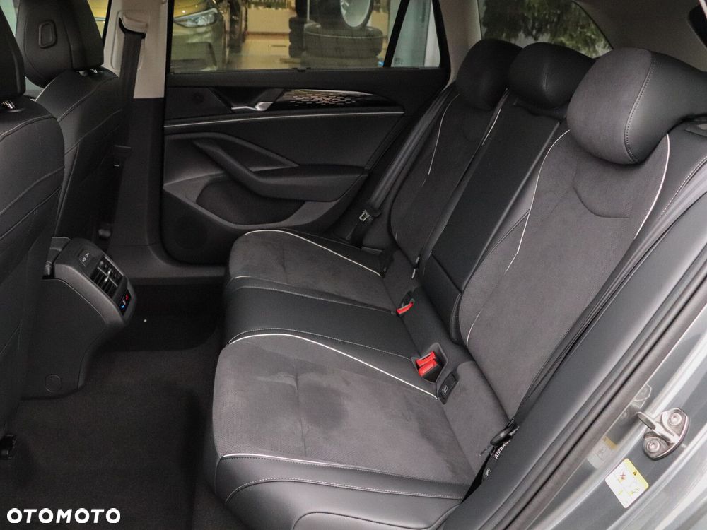 Volkswagen Passat - 12