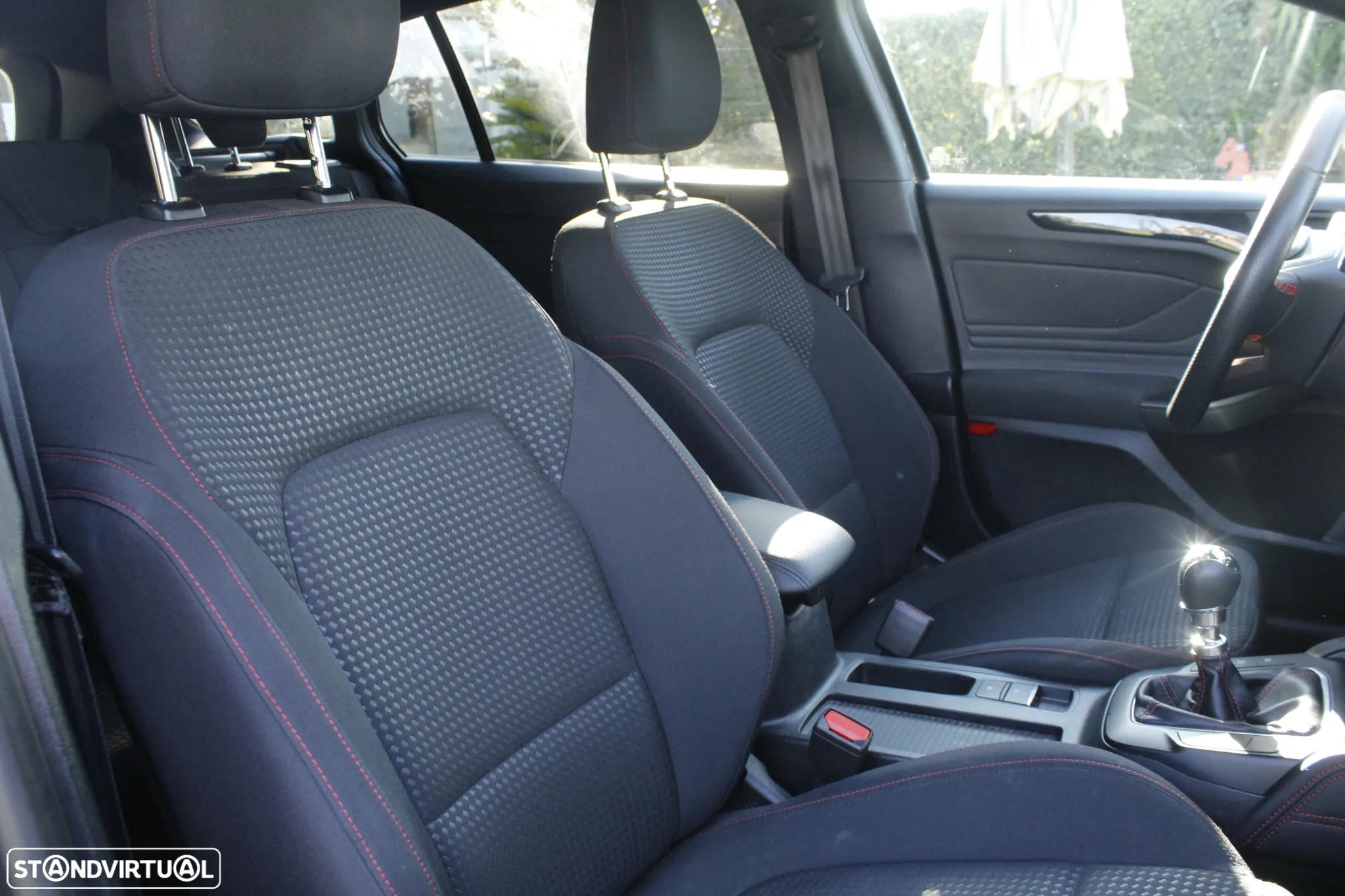 Ford Focus 1.0 EcoBoost MHEV ST-Line - 32