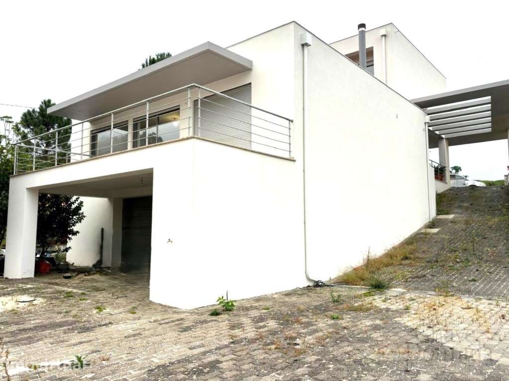 Excelente Moradia T4 distribuída em 3 Pisos - Espaço, Conforto e El... - Grande imagem: 2/31