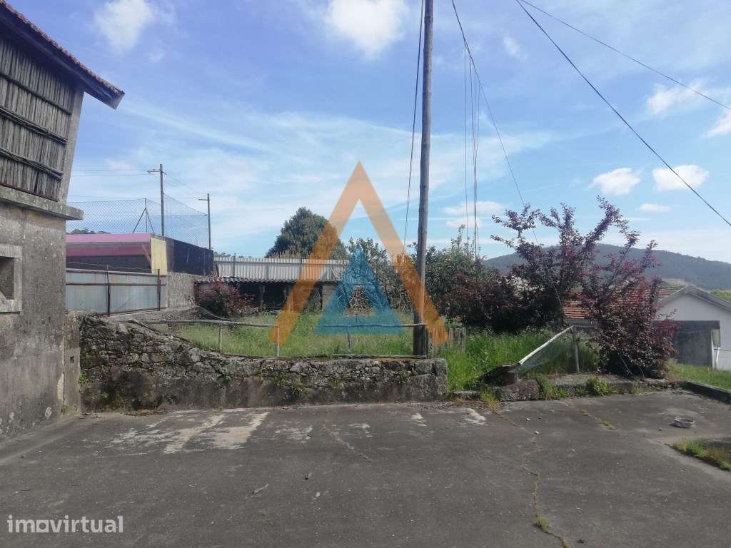 Casa Rústica com imenso potencial mesmo no centro de Romariz - Grande imagem: 2/12