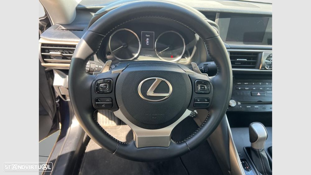 Lexus IS 300H - 12