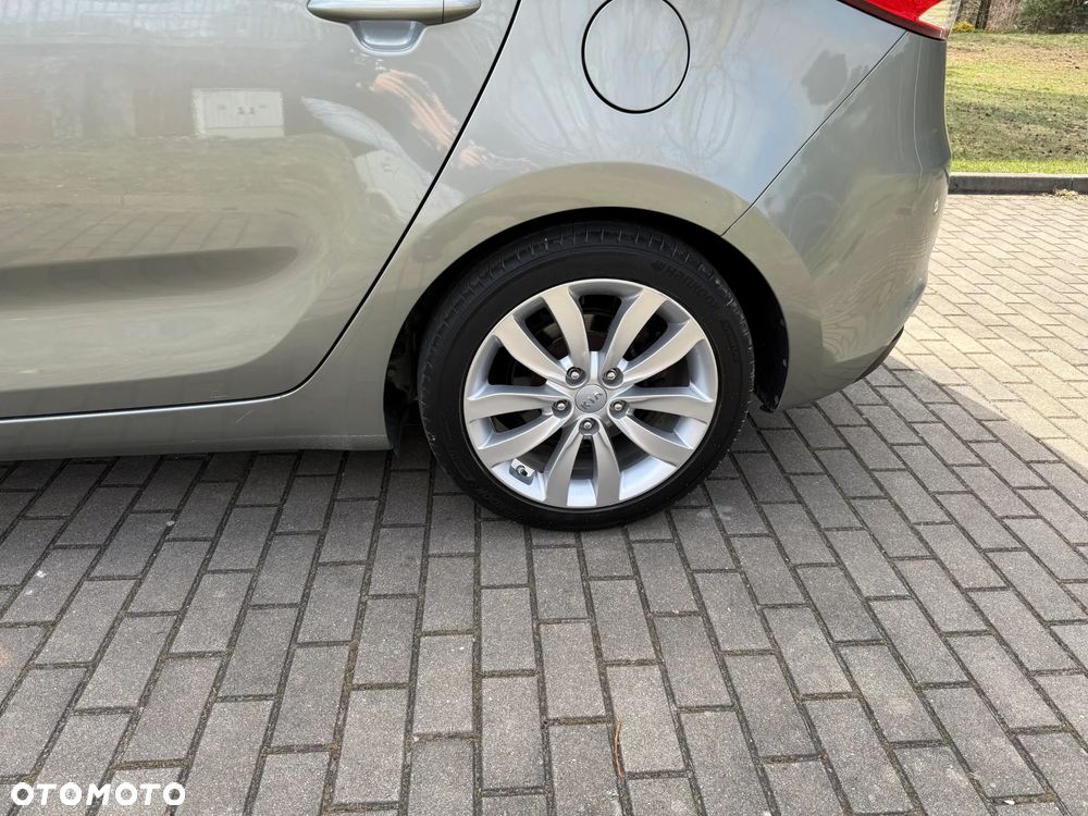 Kia Carens - 11