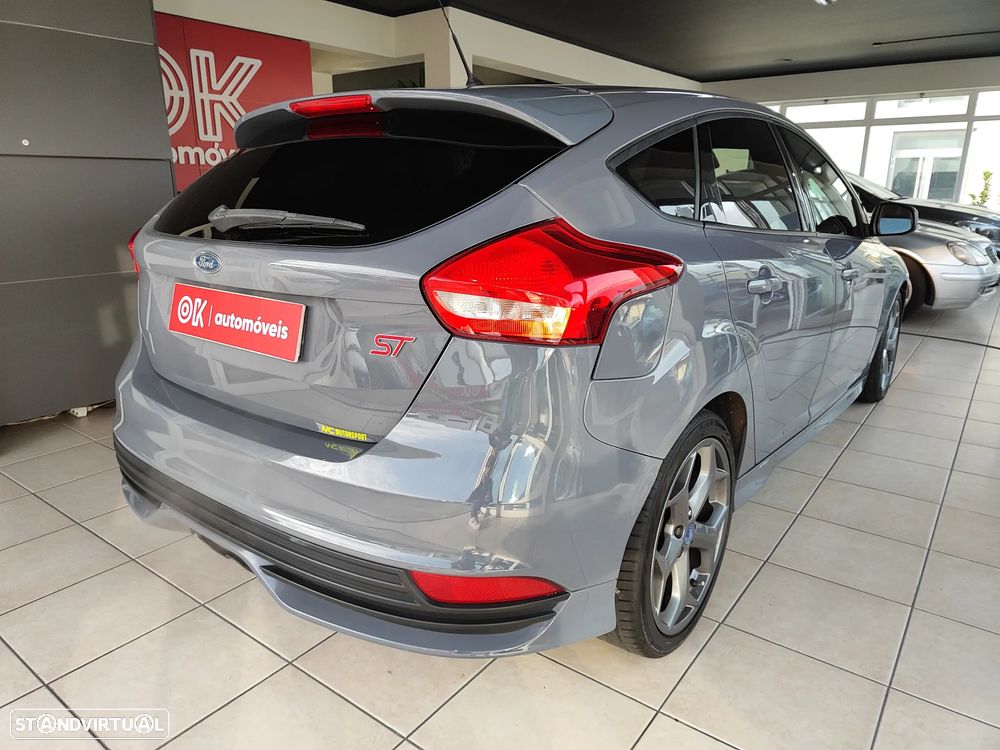 Ford Focus 2.0 EcoBoost ST c/ Pack Pele Desportiva - 12