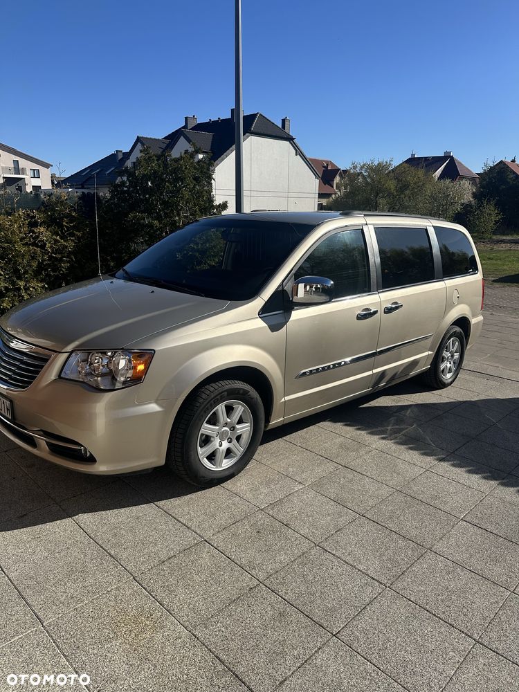 Chrysler Town & Country - 1
