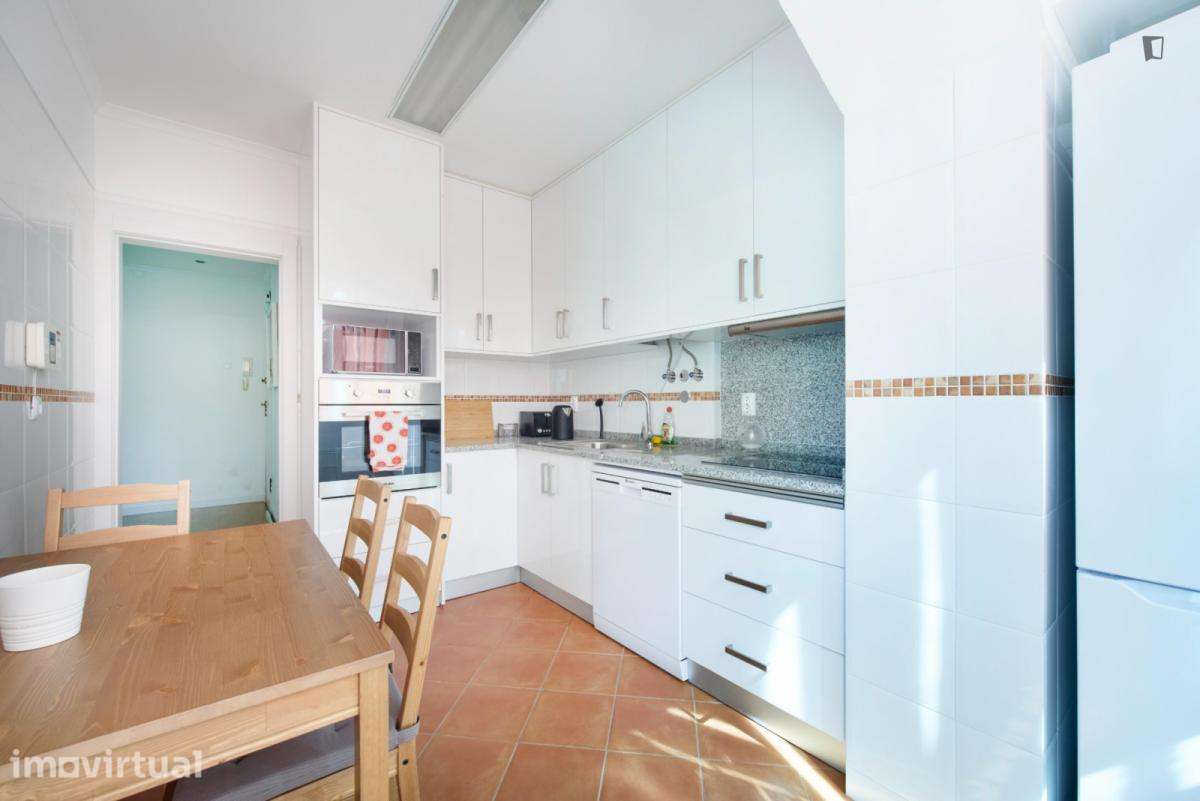 Quarto - localizado em Benfica Lisbon - Grande imagem: 5/30