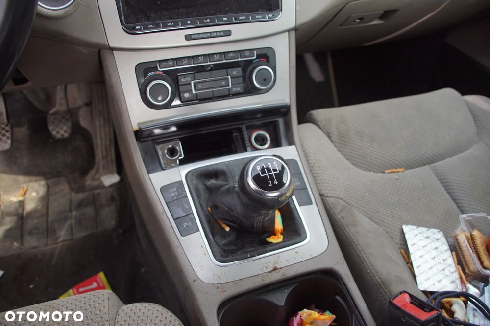 Auto na części - Volkswagen Passat B6 Lift 1.6 TDI 105 KM CAYC MDM LC8Z 2010R Silnik Skrzynia Drzwi Maska Błotnik Zderzak Lampa Lusterko Klamka Szyba Deska Kokpit Sterownik Moduł Czujnik Licznik Wyświetlacz Panel Kierownica - 12