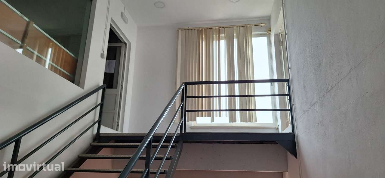 Espaço com 240m2 em Torres Vedras - Grande imagem: 4/8