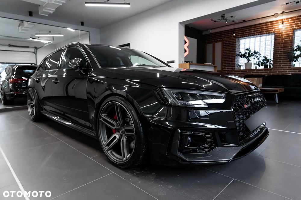 Audi RS4 Limousine - 1