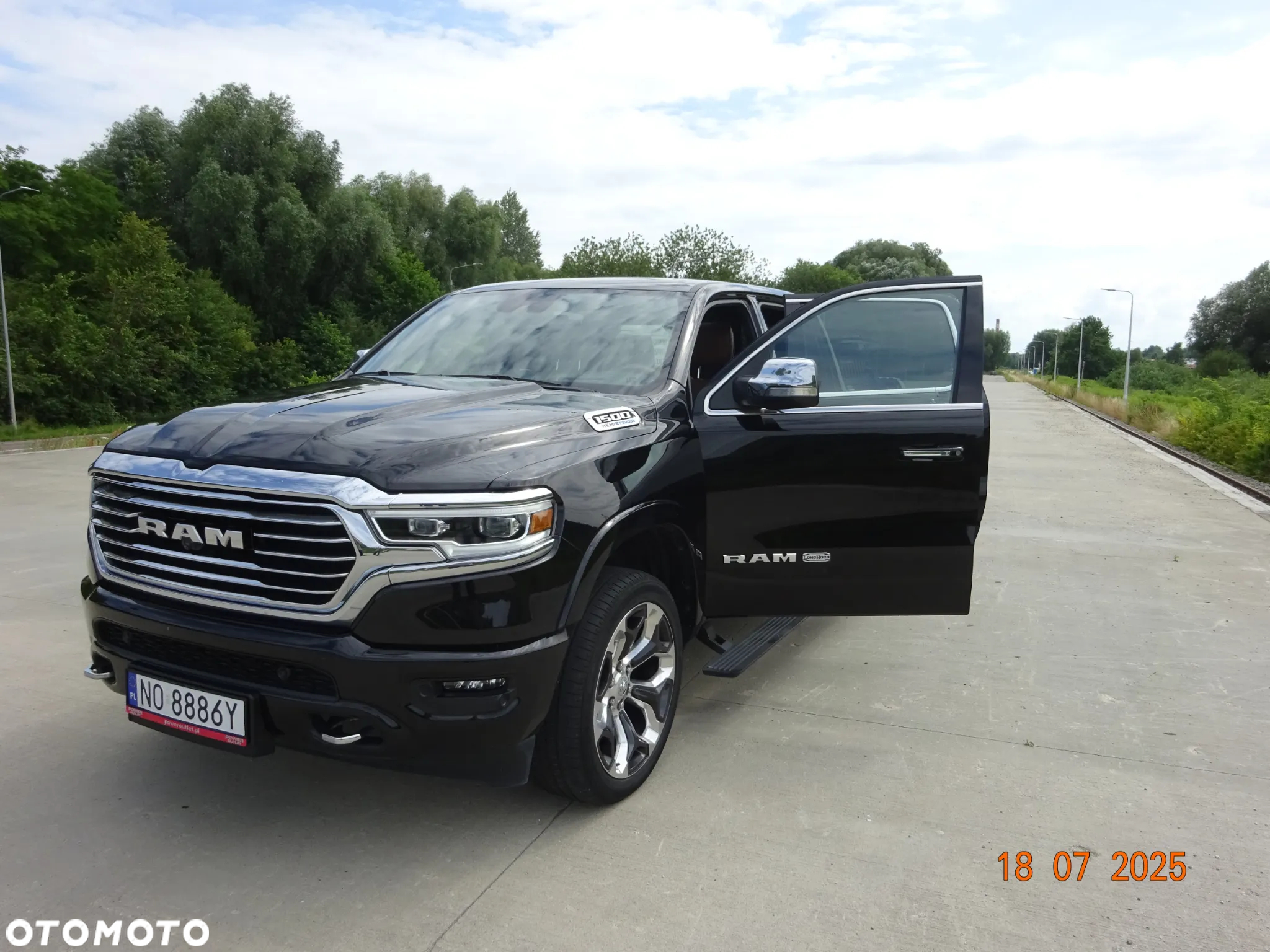 RAM 1500 5.7 eTorque Crew Cab Shortbed Longhorn Chrome - 2