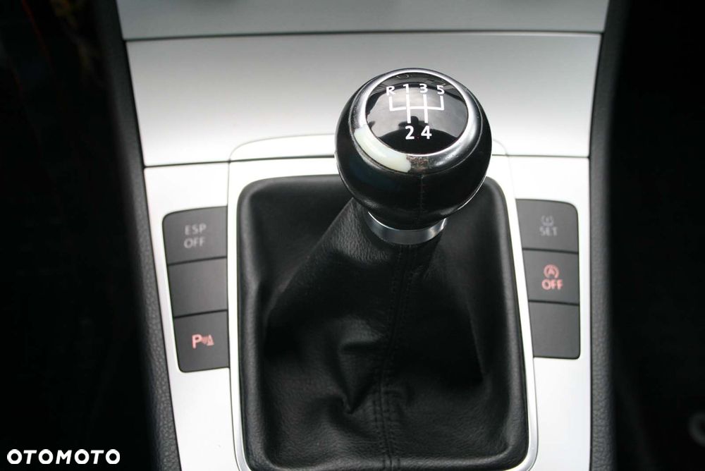 Volkswagen Passat 1.6 TDI DPF BlueMotion Technology Comfortline - 8