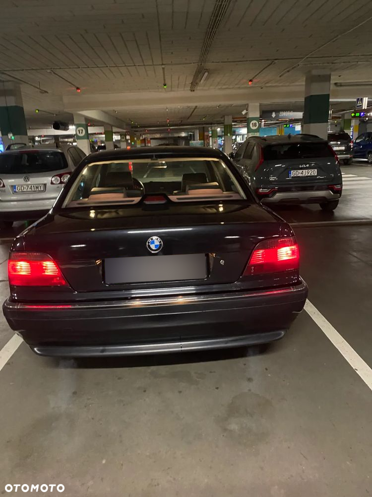 BMW Seria 7 735i - 8