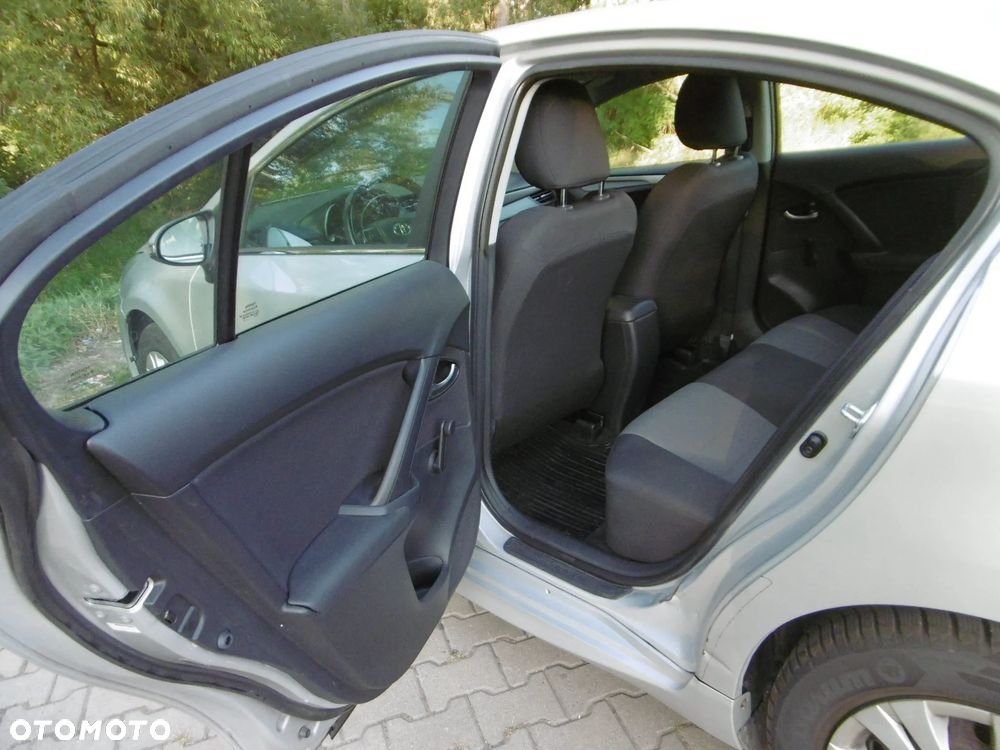 Toyota Avensis 1.6 Active - 12