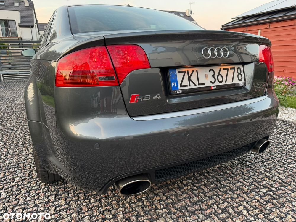 Audi RS4 Limousine Standard - 5