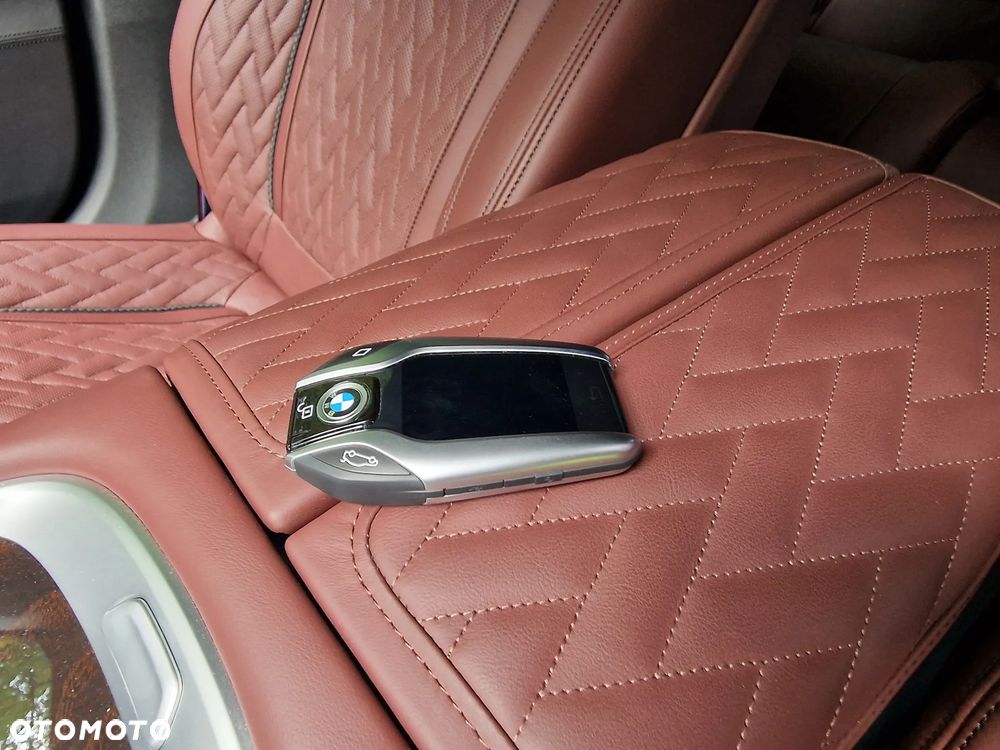 BMW Seria 7 750Li xDrive - 38