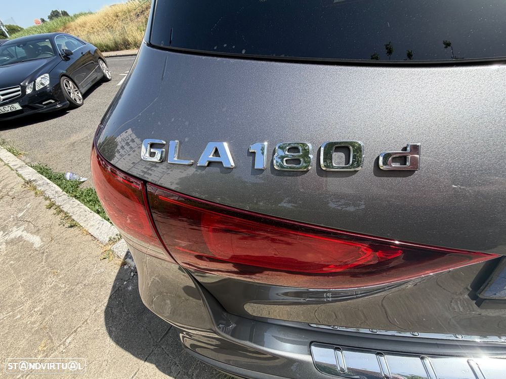 Mercedes-Benz GLA 180 d AMG Line - 10