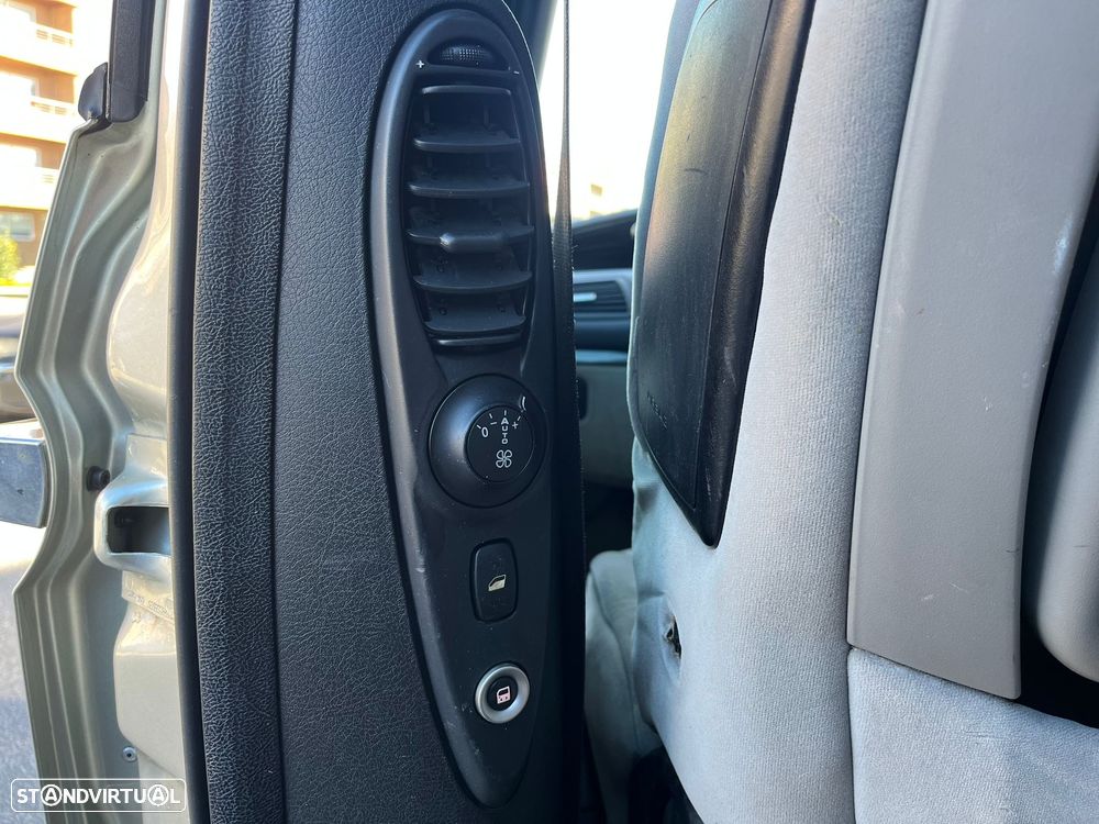 Peugeot 807 HDi 135 Family - 21