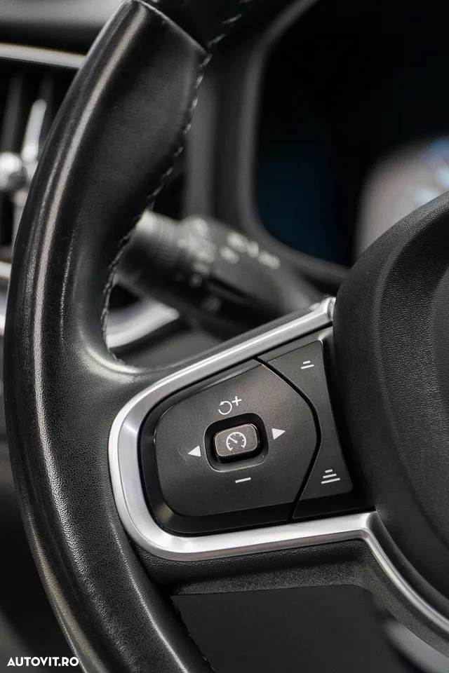 Volvo V60 B4 MHEV AT8 FWD Momentum - 24