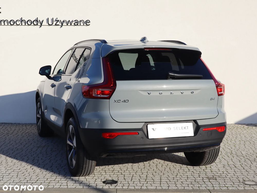 Volvo XC 40 B4 Plus Dark - 3