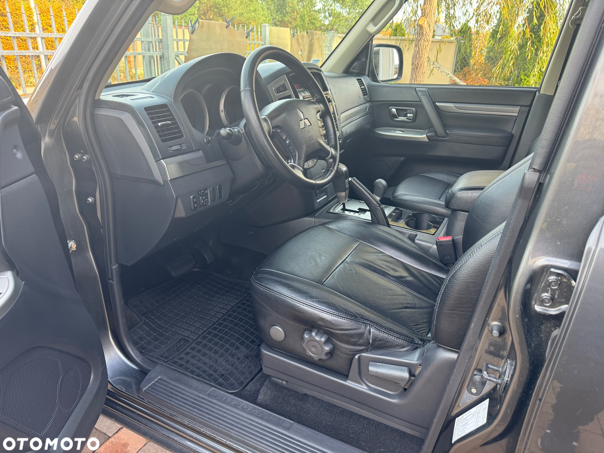 Mitsubishi Pajero - 32