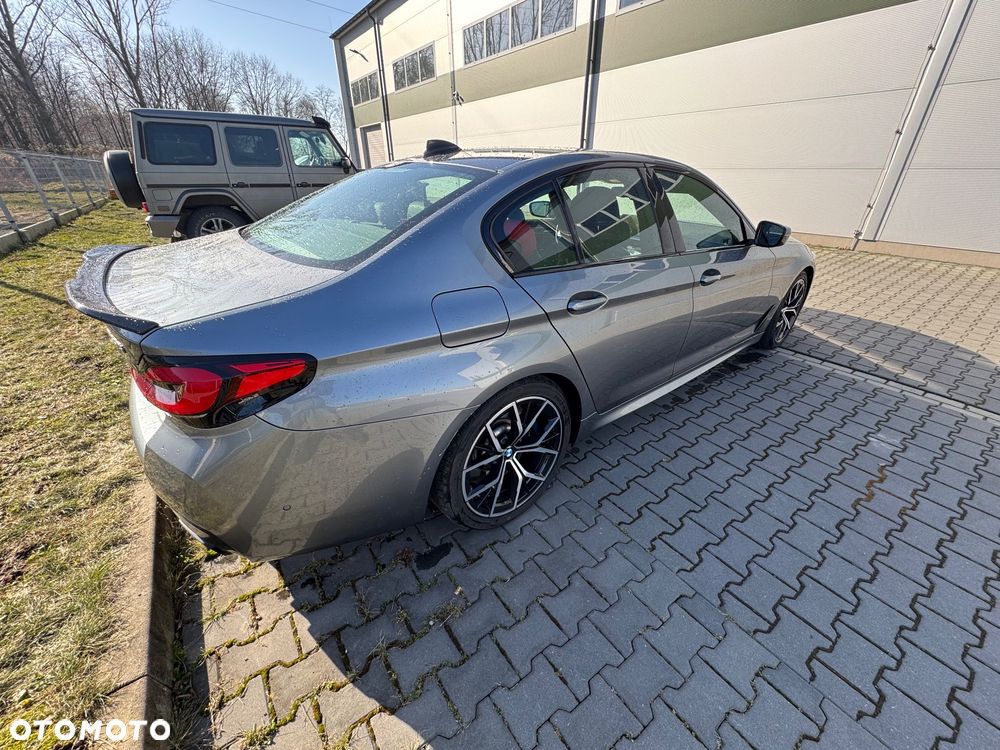 BMW Seria 5 M550i xDrive sport - 9
