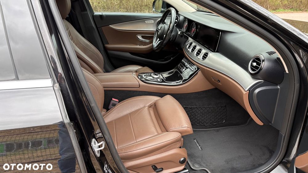 Mercedes-Benz Klasa E 220 d 4-Matic 9G-TRONIC - 27