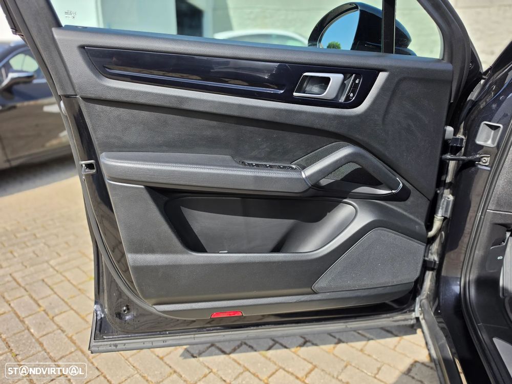 Porsche Cayenne Coupé E-Hybrid Platinum Edition - 9