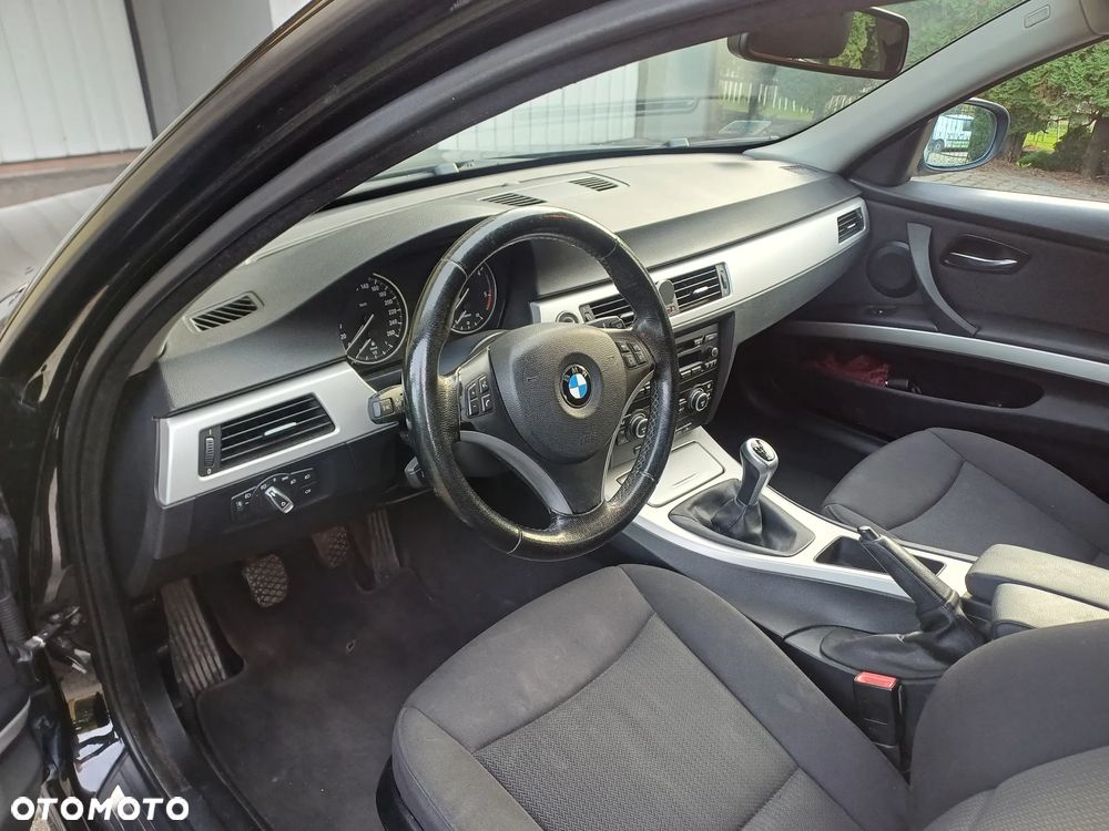 BMW Seria 3 320d DPF Touring - 12