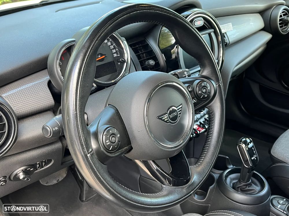 MINI 5 Portas Cooper D Auto - 19