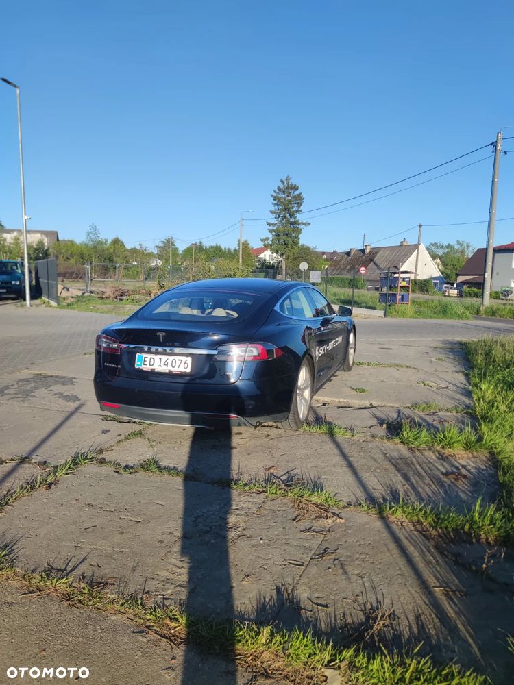 Tesla Model S - 8
