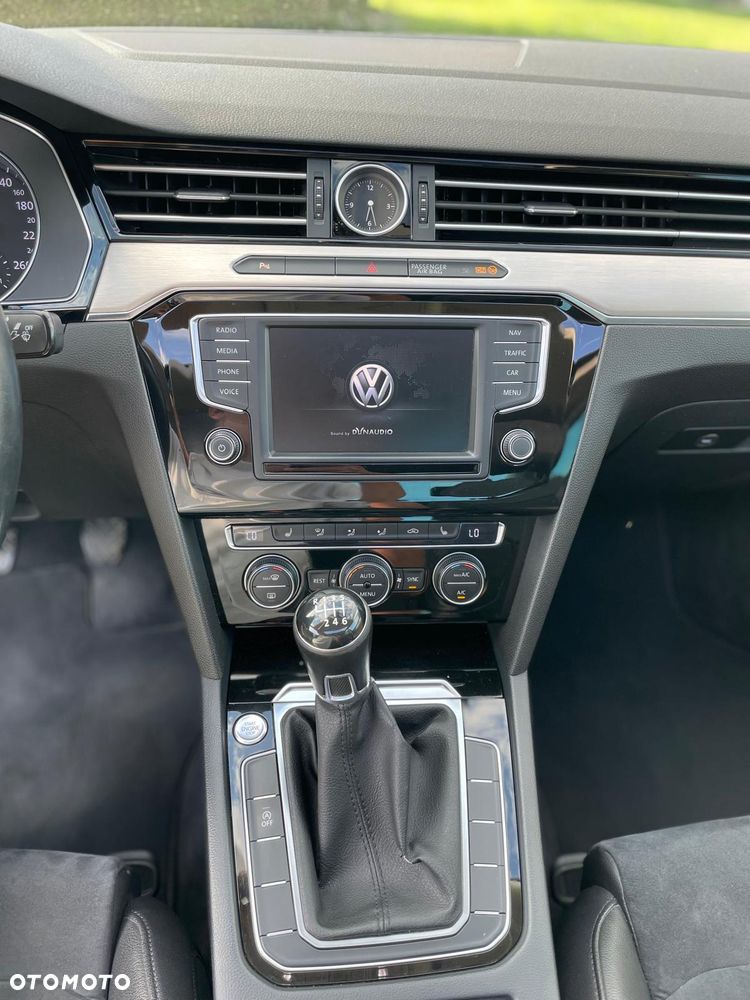 Volkswagen Passat 2.0 TDI (BlueMotion Technology) Highline - 24
