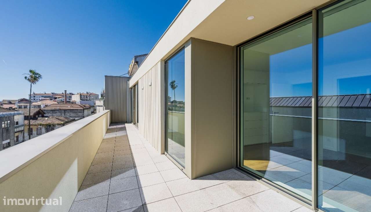 Apartamento T2+1 com terraço e varandas à venda no centro do Porto - Grande imagem: 2/22