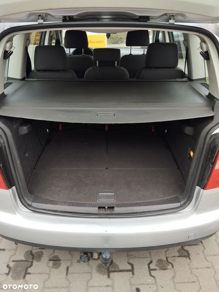 Volkswagen Touran 1.6 FSI Trendline - 10