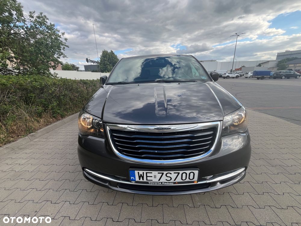Chrysler Town & Country - 4