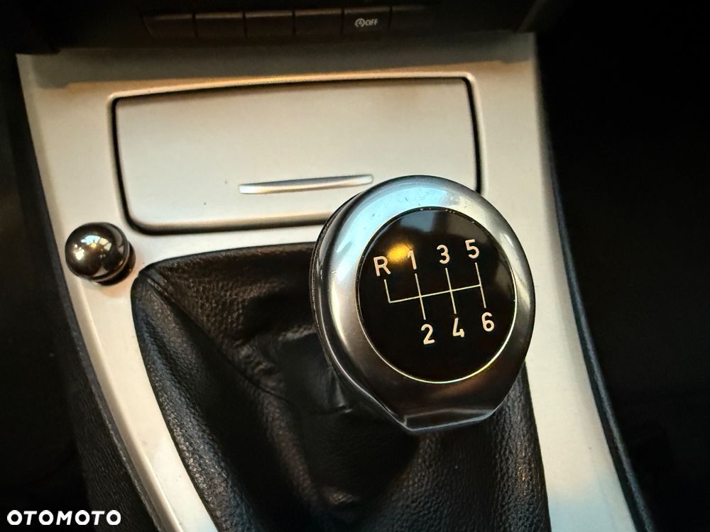 BMW Seria 3 318i Touring - 16