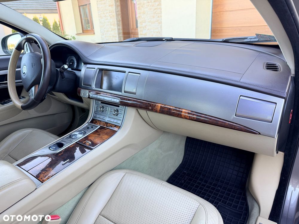 Jaguar XF 2.7 V6 Premium Luxury - 26