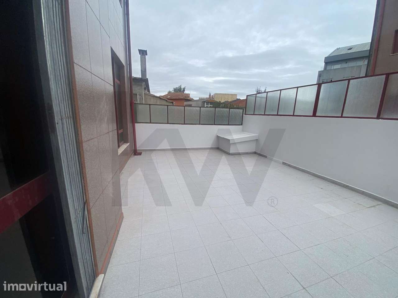 T1+1 totalmente remodelado com terraço de 21 m2 — junto ao Polo Univer - Grande imagem: 2/17