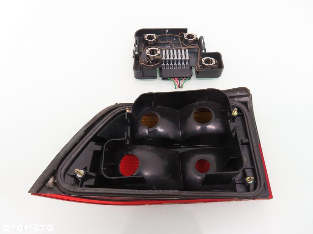 LAMPA PRAWA TYLNA SAAB 900 II 139906 - 4