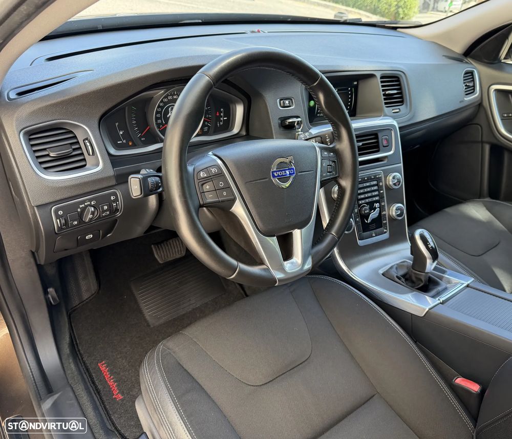 Volvo V60 2.0 D3 Momentum Geartronic - 11