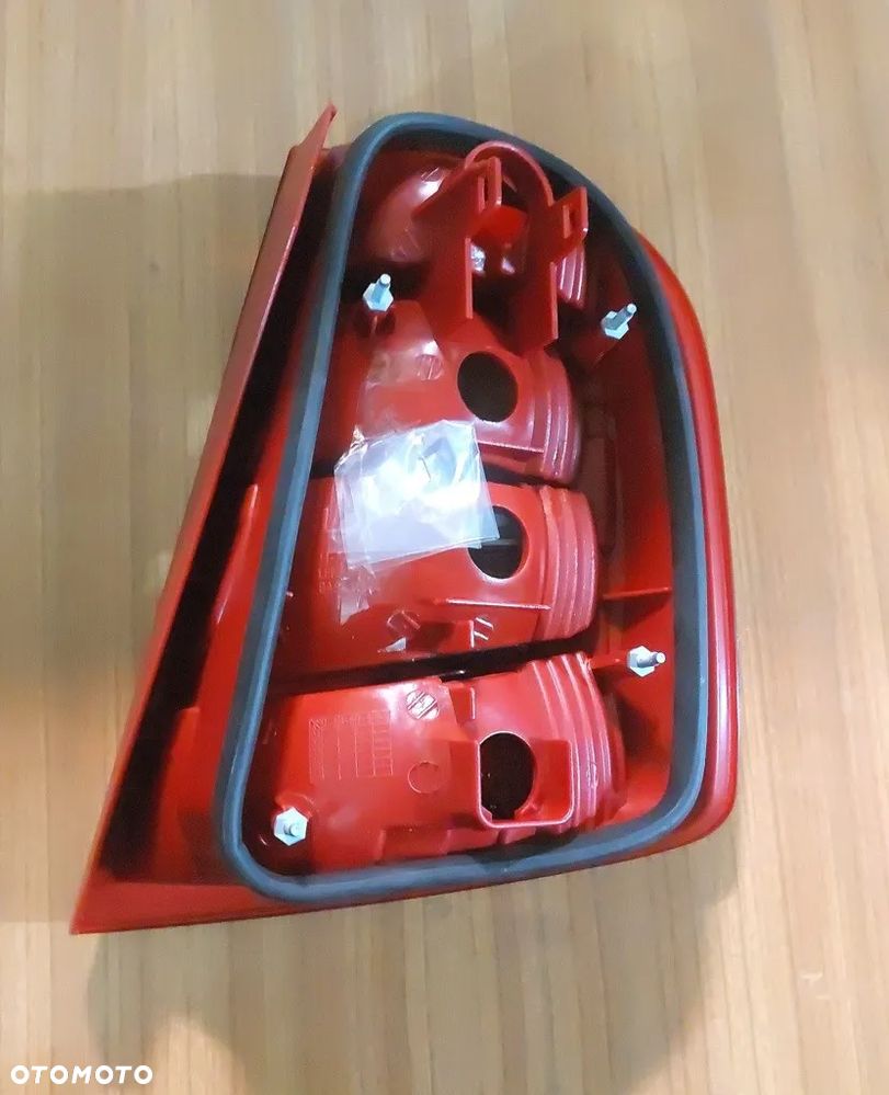 Lampa tył lewa pasuje do Skoda Fabia 2000r - 3