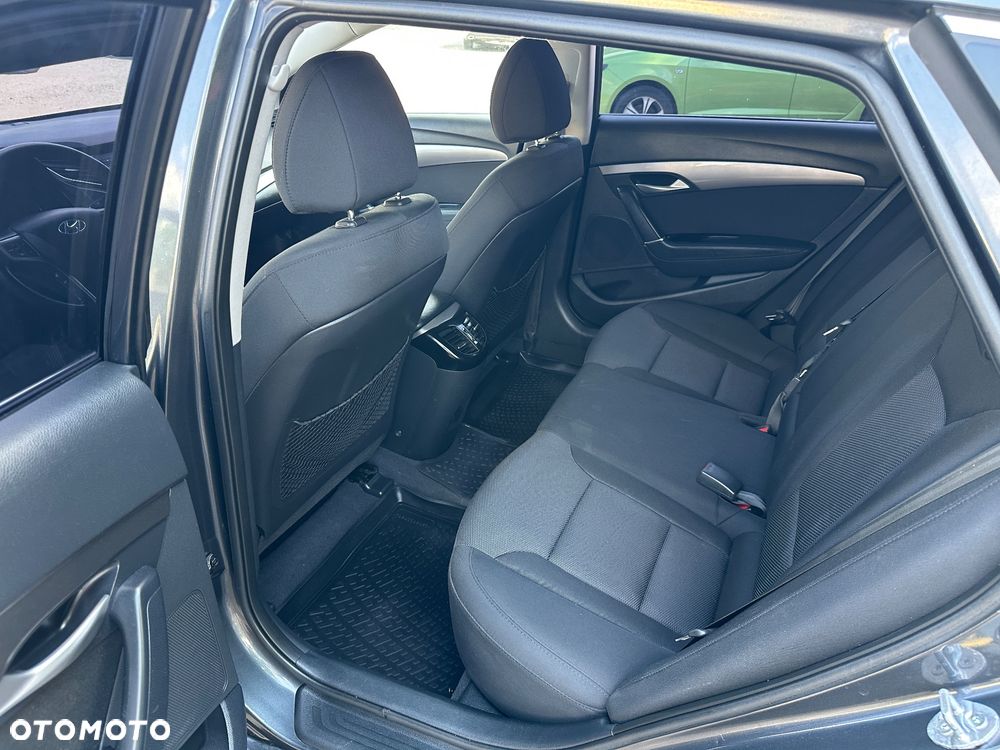 Hyundai i40 Kombi blue 1.6 Family - 17