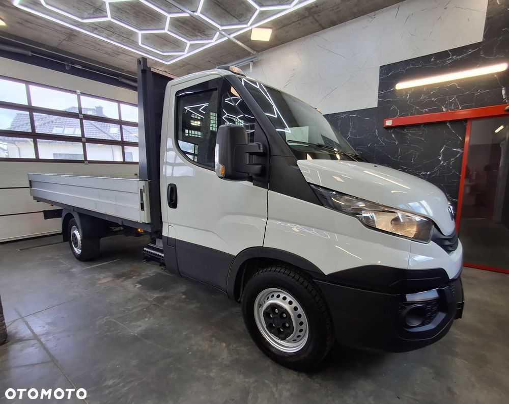 Iveco Daily 35S18 Długość Paki 410 CM Skrzynia Biegów HI-MATIC 2018 Rok Udźwig Haka 3500 Kg 3 Miejsca Silnik 3.0 Moc: 180 KM Hak - 12