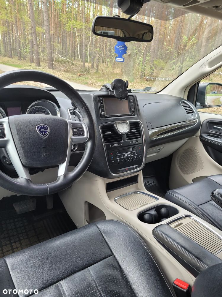 Lancia Voyager - 9