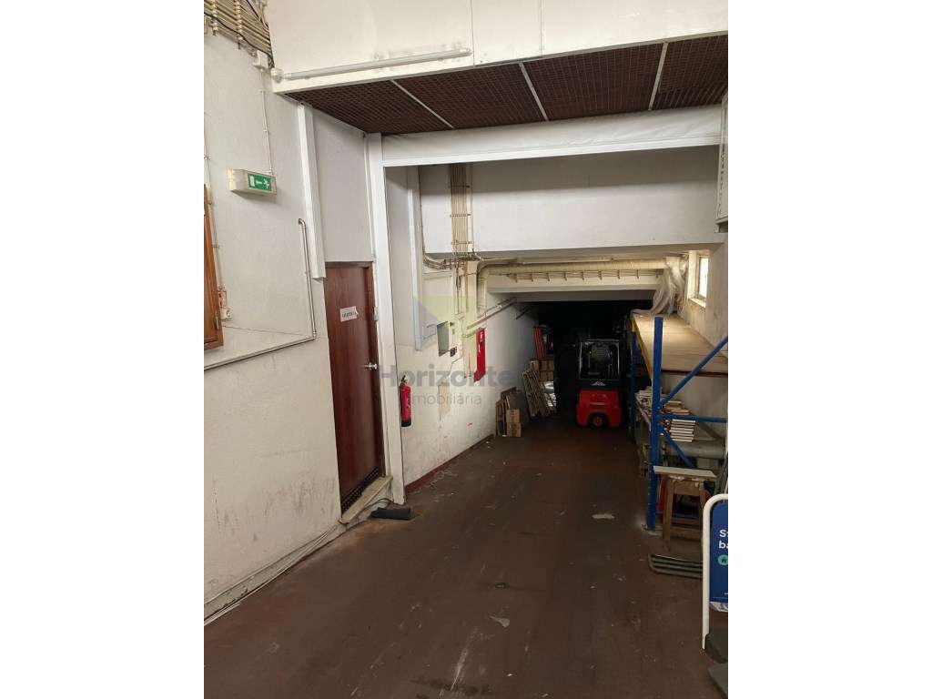 Armazém com escritório para Arrendamento - Pontinha - Grande imagem: 3/23