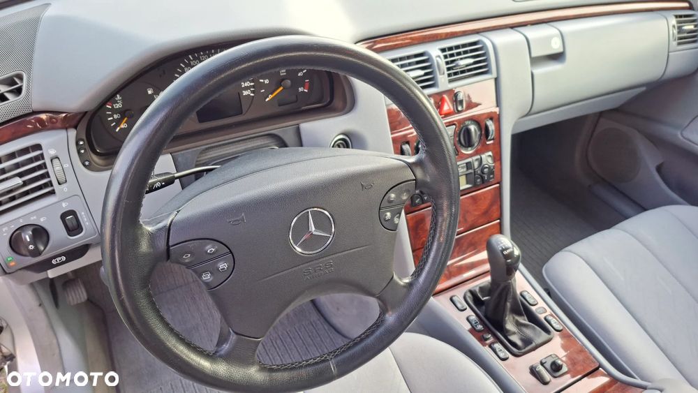 Mercedes-Benz Klasa E 220 CDI Classic - 27