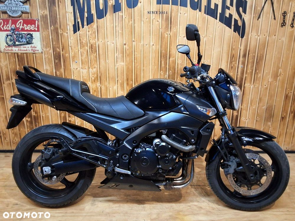 Suzuki GSR - 1