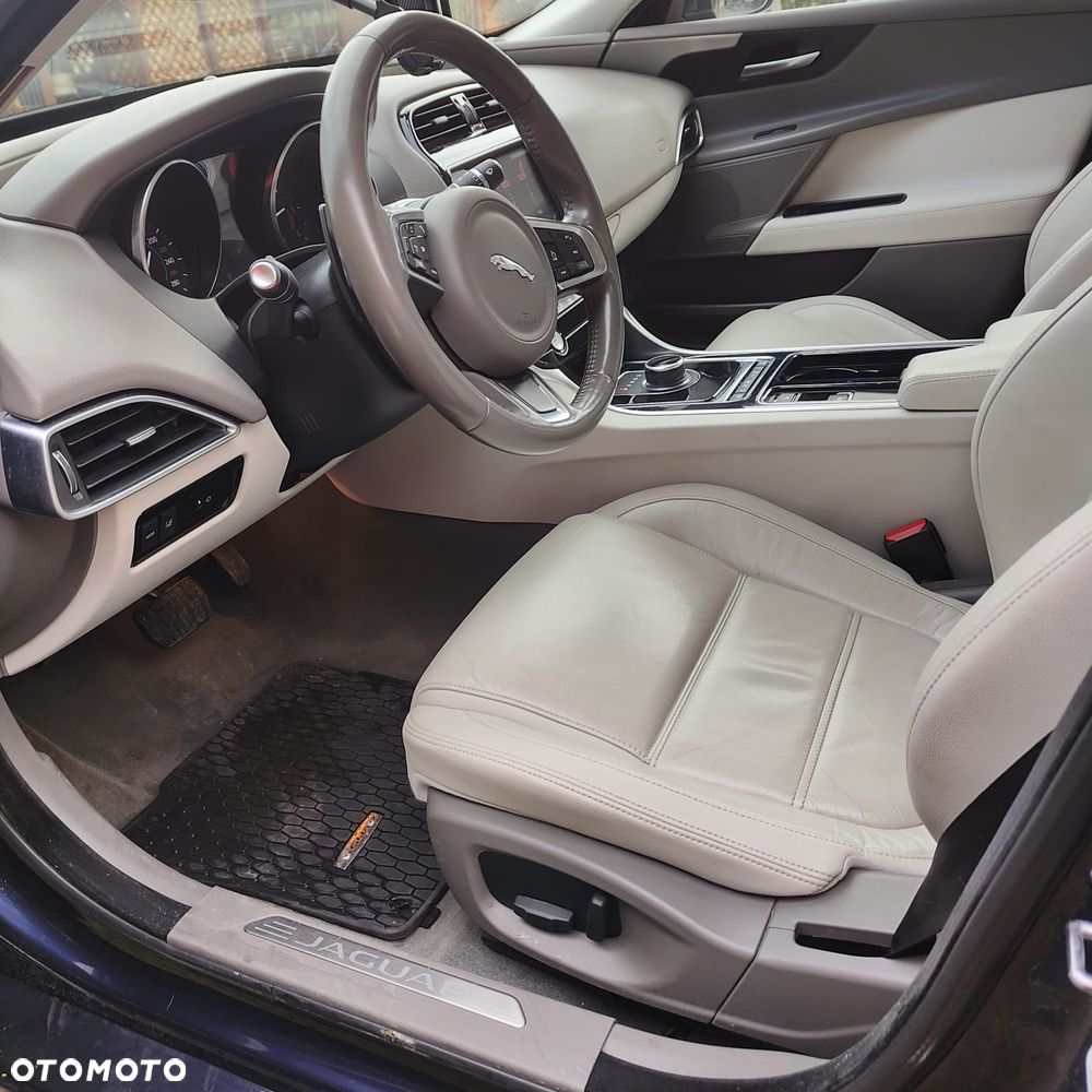 Jaguar XE 2.0 D Prestige - 4