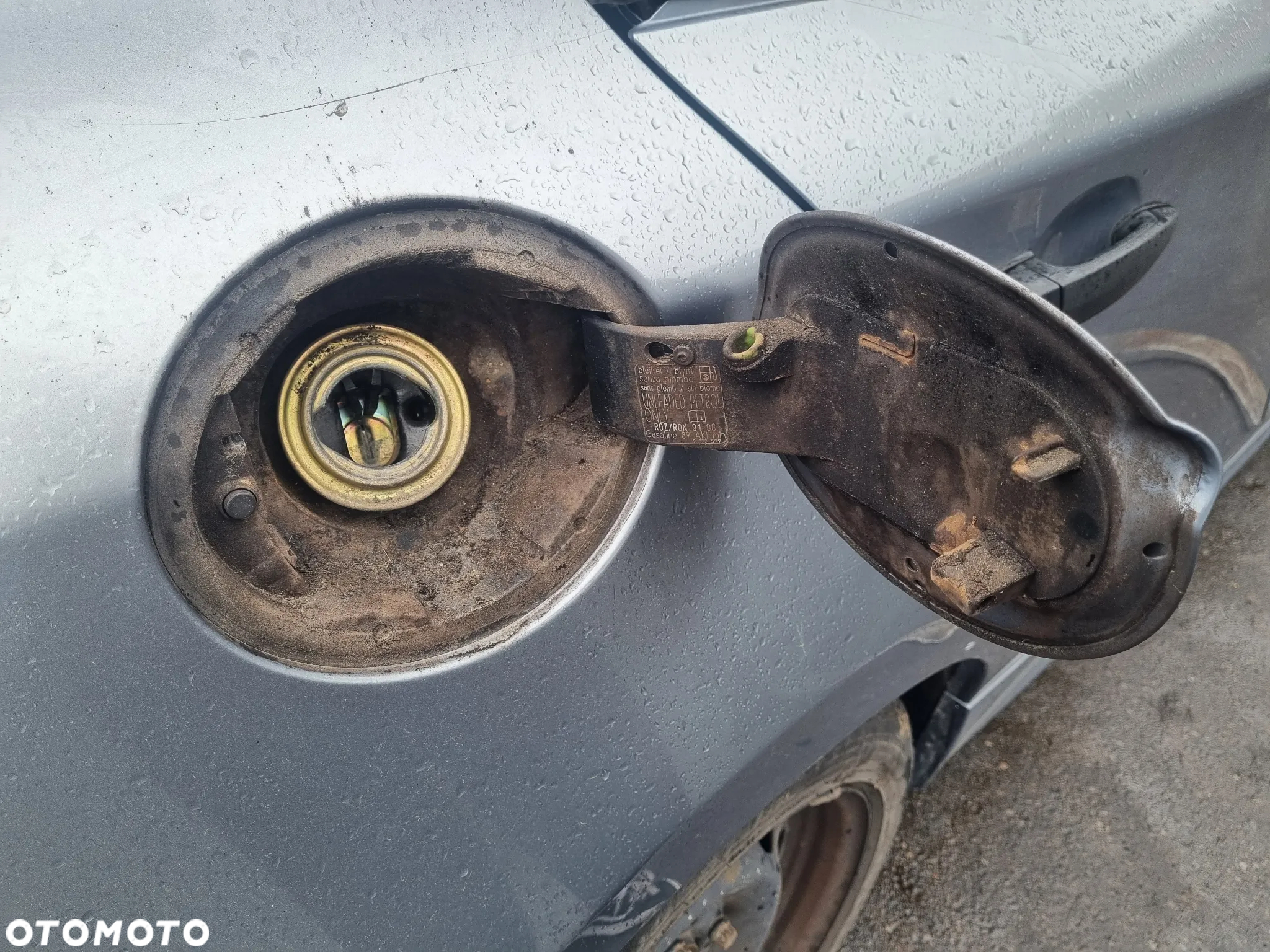 BMW seria 1 E87 04-07 2004 r. 5D HB A18/7 klapka wlewu paliwa  * - 2