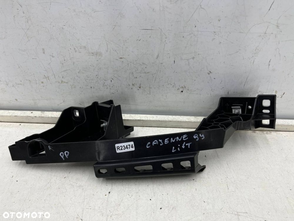 Ślizg Porsche Cayenne III 9y LIFT 23r.- prawe przednie mocowanie reflektora okular wspornik pasa - 1