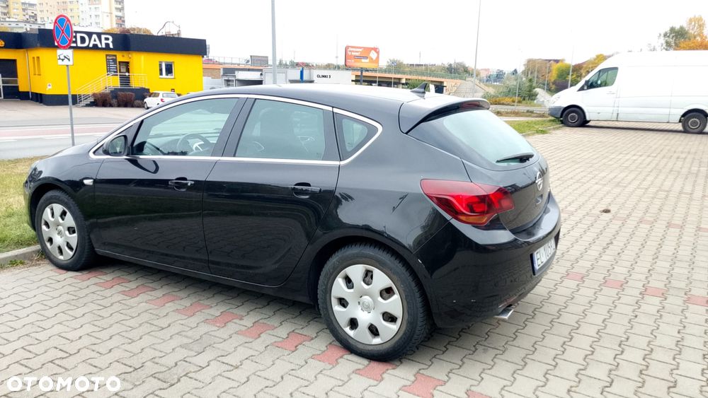 Opel Astra 2010 photo 2